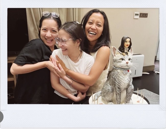 Artis cantik Prilly Latuconsina baru saja merayakan ulang tahunnya yang ke-28. Di hari ulang tahunnya itu Prilly tampak mendapat kejutan dari para sahabatnya. Foto: Instagram/@prillylatuconsina96