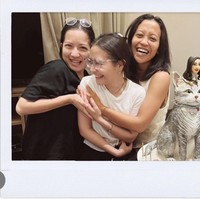 Artis cantik Prilly Latuconsina baru saja merayakan ulang tahunnya yang ke-28. Di hari ulang tahunnya itu Prilly tampak mendapat kejutan dari para sahabatnya. Foto: Instagram/@prillylatuconsina96