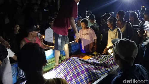 Proses evakuasi mayat pria asal Jembrana yang ditemukan tewas di hutan kawasan Buleleng, Rabu malam (16/10/2024).