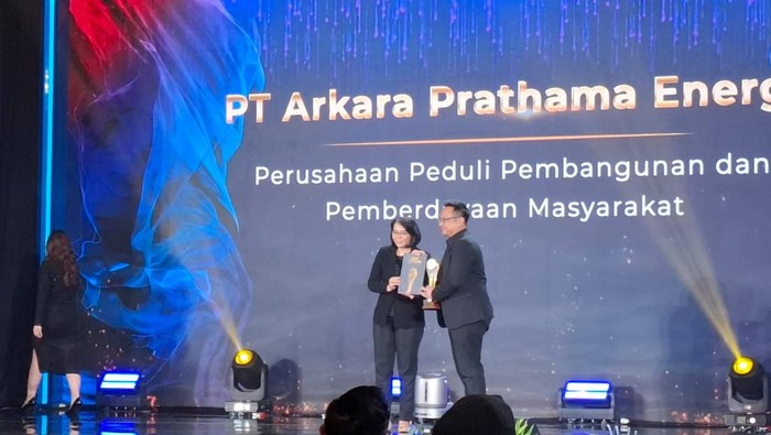 PT Arkara Prathama Energi menerima penghargaan detikcom Awards 2024