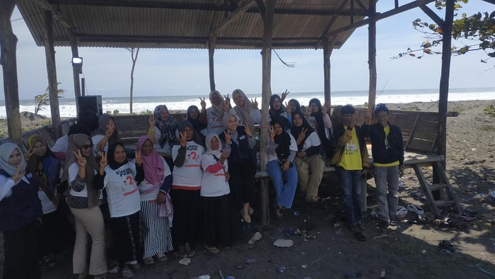 Putri Karlina saat bertemu dengan warga..