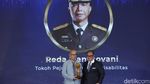 Potret Reda Manthovani Terima detikcom Awards 2024