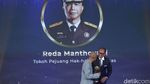 Potret Reda Manthovani Terima detikcom Awards 2024