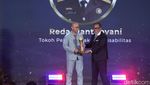 Potret Reda Manthovani Terima detikcom Awards 2024