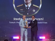 Potret Reda Manthovani Terima detikcom Awards 2024
