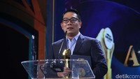 Ridwan Kamil atau RK memiliki latar belakang pendidikan arsitektur. Dia banyak memberikan kontribusi yang signifikan terhadap perkembangan arsitektur perkotaan. Tak hanya di Indonesia, beberapa karyanya pun terdapat di berbagai belahan dunia. Tak sedikit dari bangunan yang dirancang olehnya menjadi ikon bangunan atau bahkan tempat wisata baru di wilayah tersebut.  