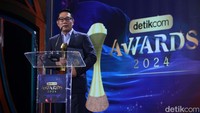 Beberapa bangunan yang dirancang oleh Ridwan Kamil seperti Rumah Botol, Bandung. Rumah botol adalah rumah ramah lingkungan dengan dinding yang terdiri dari 30 ribu botol bekas. Rumah ini merupakan kediaman pribadi Ridwan Kamil dan keluarga sebelum dilantik jadi Walikota Bandung. Dinilai sangat ramah lingkungan, rumah botol ini sampai meraih penghargaan Green Design Award dari Asia Building Construction Information (BCI) pada 2009 lalu.  