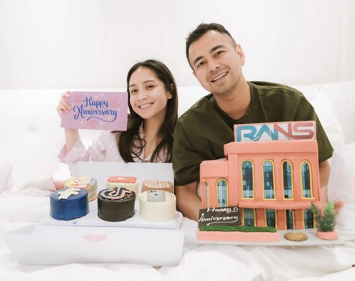 Romantis! Raffi Ahmad Beri Kue dan Ajak Nagita Slavina Makan Bareng Romantis! Raffi Ahmad Beri Kue dan Ajak Nagita Slavina Makan Bareng
