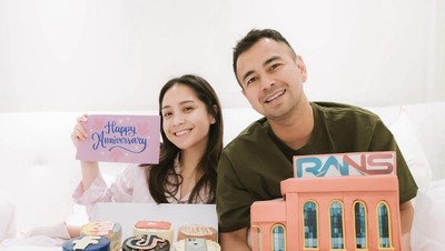 Romantis! Raffi Ahmad Beri Kue dan Ajak Nagita Slavina Makan Bareng