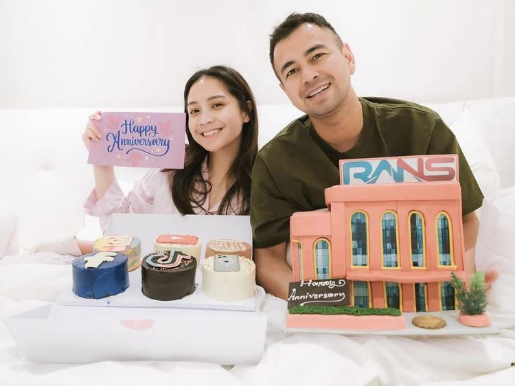 Romantis! Raffi Ahmad Beri Kue dan Ajak Nagita Slavina Makan Bareng