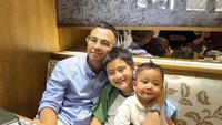 Sebelum memberi kejutan, bapak tiga anak ini sengaja mengajak anak-anaknya pergi ke mall untuk membeli kado spesial untuk Gigi. Raffi Ahmad juga mengajak Rafathar dan Rayyanza makan di restoran. Foto: Instagram @raffinagita1717