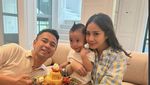 Romantis! Raffi Ahmad Beri Kue dan Ajak Nagita Slavina Makan Bareng