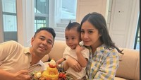 Romantis! Tahun lalu pasangan itu diberi kejutan juga oleh anak-anaknya. Makanan yang diberikan bukan kue, melainkan nasi kuning tumpeng. Foto: Instagram @raffinagita1717