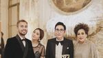 Romantis! Raffi Ahmad Beri Kue dan Ajak Nagita Slavina Makan Bareng