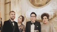Orang tua dari Rafathar dan Rayyanza ini terlihat berpose bersama Otis di depan kue ulang tahun dua tingkat yang diberi dekorasi warna putih dan gold. Foto: Instagram @raffinagita1717