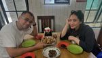 Romantis! Raffi Ahmad Beri Kue dan Ajak Nagita Slavina Makan Bareng