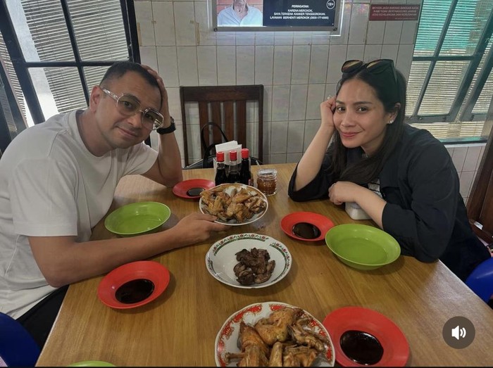 Romantis! Raffi Ahmad Beri Kue dan Ajak Nagita Slavina Makan Bareng