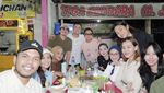 Romantis! Raffi Ahmad Beri Kue dan Ajak Nagita Slavina Makan Bareng