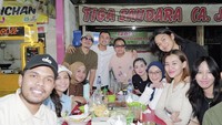 Beberapa hari lalu Raffi dan Gigi juga mengunggah momen kulineran malam di Bintaro bersama teman-teman artis lainnya. Sepertinya mereka menikmati hidangan soto sampai sate. Foto: Instagram @raffinagita1717