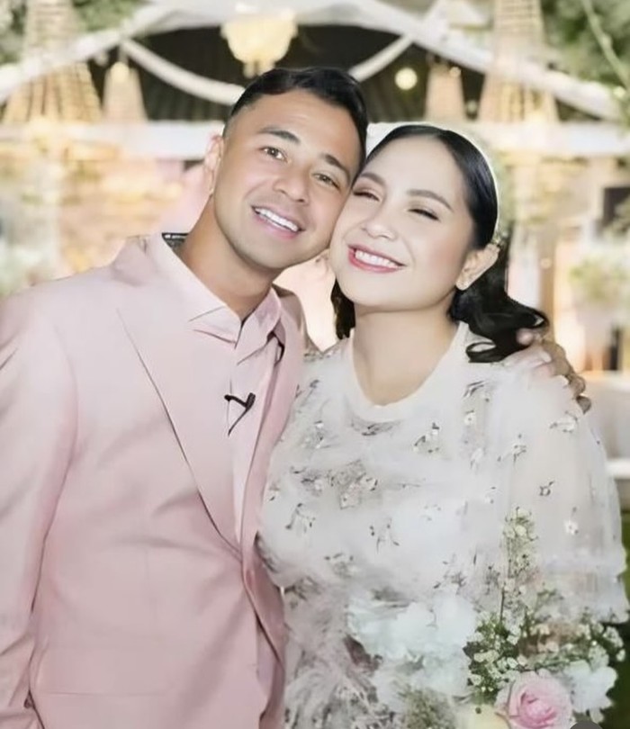 Romantis! Raffi Ahmad Beri Kue dan Ajak Nagita Slavina Makan Bareng