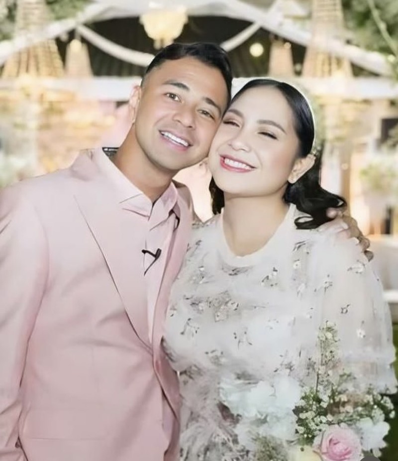Romantis! Raffi Ahmad Beri Kue dan Ajak Nagita Slavina Makan Bareng
