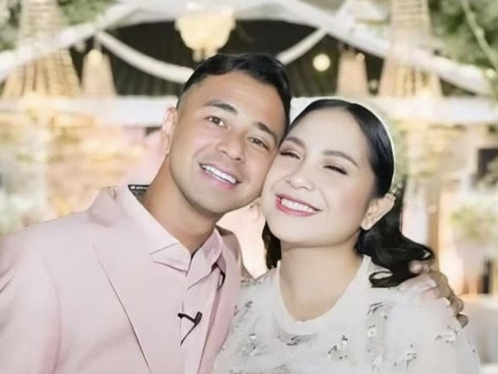 Romantis! Raffi Ahmad Beri Kue dan Ajak Nagita Slavina Makan Bareng