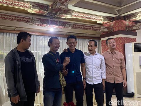 Salah satu ajudan Pj Gubernur Jawa Tengah, Tri, meminta maaf secara terbuka kepada wartawan Semarang, Wisnu, di Kantor Gubernur Jateng, Kamis (17/10/2024).