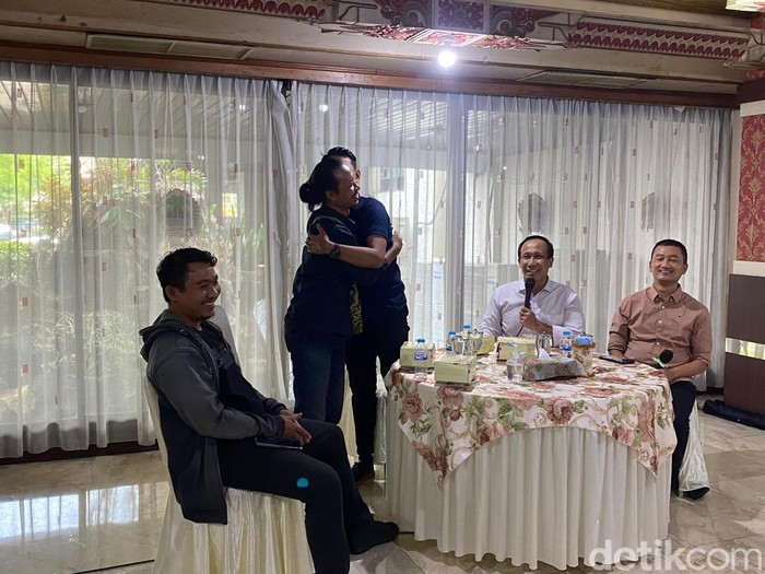 Salah satu ajudan Pj Gubernur Jawa Tengah, Tri, meminta maaf secara terbuka kepada wartawan Semarang, Wisnu, di Kantor Gubernur Jateng, Kamis (17/10/2024).