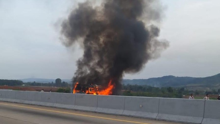 Sebuah mobil terbakar di Tol Batang KM 337 Jalur B, sekitar pukul 16.20 WIB, Kamis (17/10/2024).