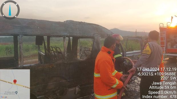 Sebuah mobil terbakar di Tol Batang KM 337 Jalur B, sekitar pukul 16.20 WIB, Kamis (17/10/2024).