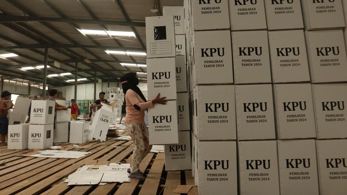 Sejumlah petugas menata kotak suara di gudang logistik Kabat milik KPU Banyuwangi