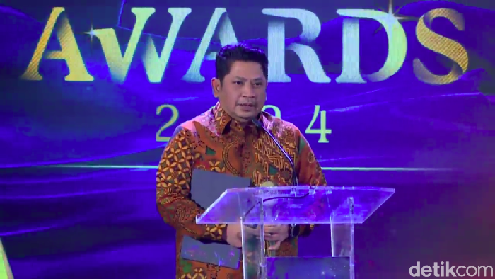 Sekjen Kemenag Muhammad Ali Ramdhani saat menerima detikcom awards 2024, Kamis (17/10/2024).