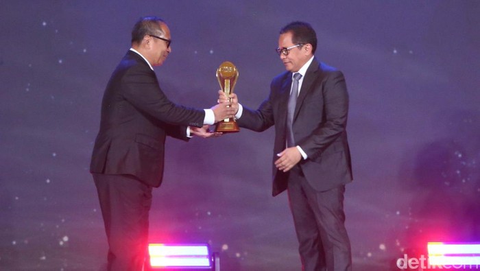 Setjen DPR Raih detikcom Awards Lembaga Berkinerja Tinggi Sekretariat Jenderal (Setjen) DPR RI meraih detikcom Awards 2024. Sekjen DPR RI mendapat penghargaan sebagai lembaga pendukung berkinerja tinggi.
