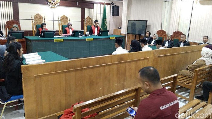 Sidang Pembunuhan Motif Cinta Segitiga di Kuningan