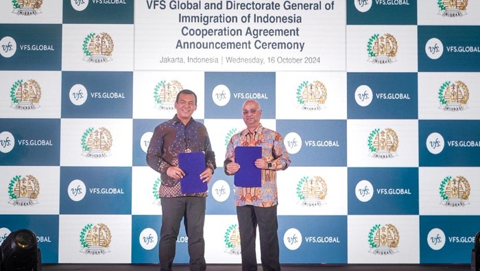 Silmy Karim, Direktur Jenderal Imigrasi, Kementerian Hukum dan Hak Asasi Manusia (kiri), dan Kaushik Ghosh, Head-Australasia VFS Global