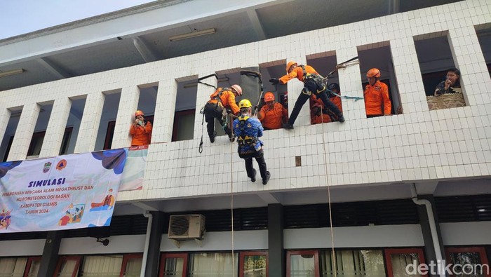 Simulasi gempa di Kantor Setda Kabupaten Ciamis.