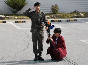 Video:  J-Hope Resmi Selesai Wajib Militer, Disambut Jin BTS