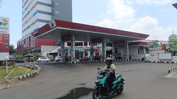 Stok BBM di SPBU Jalan AP Pettarani depan Ablam kosong saat pagi.