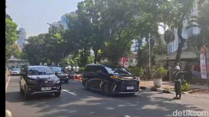 Surya Paloh beserta rombongan tiba di Kantor Kemhan. Surya Paloh akan menemui Menteri Pertahanan sekaligus Presiden terpilih Prabowo Subianto. (Belia/detikcom).