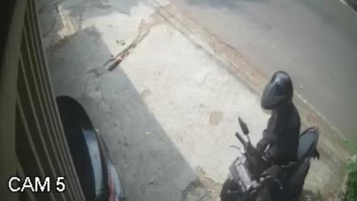 Tangkapan layar CCTV pencurian motor di Antapani Bandung.