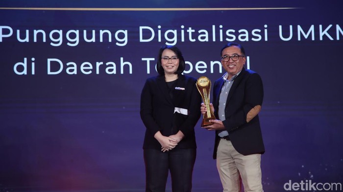Telkom Indonesia Raih Pengharggaan Bergensi di detikcom Awards 2024 Telkom Indonesia menyabet penghargaan bergengsi kategori Tulang Punggung Digitalisasi UMKM di Daerah Terpencil di ajang detikcom Awards 2024.