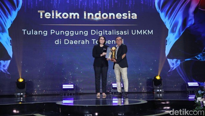 Telkom Indonesia Raih Pengharggaan Bergensi di detikcom Awards 2024 Telkom Indonesia menyabet penghargaan bergengsi kategori Tulang Punggung Digitalisasi UMKM di Daerah Terpencil di ajang detikcom Awards 2024.