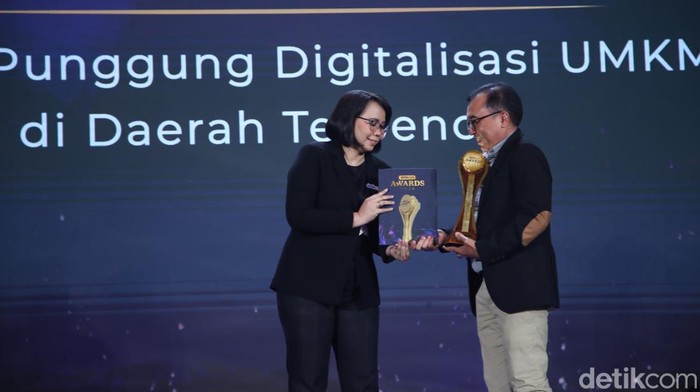 Telkom Indonesia Raih Pengharggaan Bergensi di detikcom Awards 2024 Telkom Indonesia menyabet penghargaan bergengsi kategori Tulang Punggung Digitalisasi UMKM di Daerah Terpencil di ajang detikcom Awards 2024.