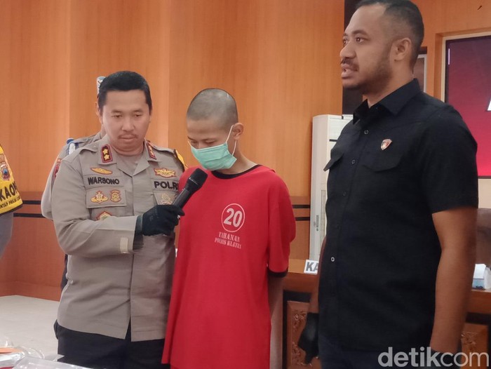 Tersangka pembuat uang palsu, FI (18) asal Bogor, dihadirkan di Polres Klaten, Kamis (17/10/2024).