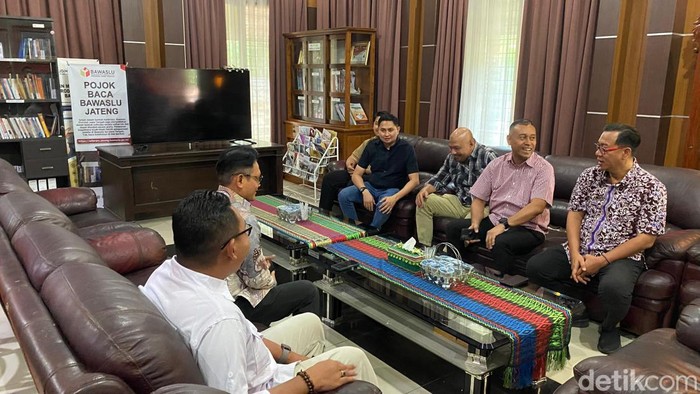 Tim kuasa hukum paslon Andika-Hendi mendatangi Kantor Bawaslu Jateng di Kelurahan Gajangmungkur, Kecamatan Semarang Selatan, Kamis (17/10/2024).