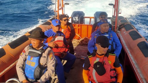 Tim SAR gabungan mengevakuasi nelayan korban kapal ikan Rizal Indah 2 tenggelam di perairan Pulau Lombok, NTB, Kamis (17/10/2024). (Dok. Kantor SAR Mataram)