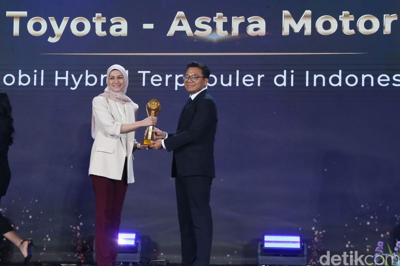 Toyota-Astra Motor Raih Penghargaan detikcom Awards 2024 dengan Kijang Innova Zenix Hybrid sebagai Mobil Hybrid Terpopuler