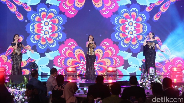 Trio idol yang tergabung dalam grup musik Trivanita berhasil membuka detikcom Awards 2024 dengan megah nih guys. detikcom Awards 2024 digelar di The Westin Jakarta, Kamis (17/10/2024).