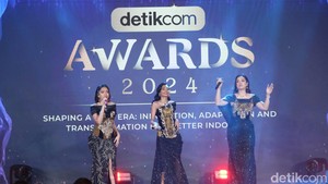 Nah aksi panggung Trivanita gak hanya itu aja, lagu selanjutnya ada Sinaran dari Sheila Majid. Pada aksi ini semakin membuat banyak tamu menari kegirangan. Selain Trivanita, nantinya ada Bunga Citra Lestari atau BCL yang akan ikut menghibur di detik Awards 2024. 
