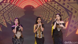 detikcom Awards 2024 digelar di The Westin Jakarta, Kamis (17/10/2024). Yup, grup yang terdiri dari Novia, Mirabeth, dan Olivia ini hadir dengan balutan gaun hitam gemerlap emas. Rambut mereka terjuntai panjang dan menawan.
